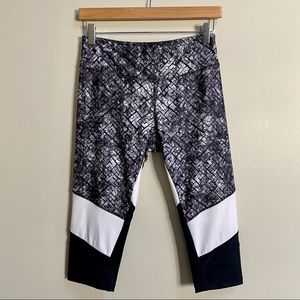 Marika Black & White Panel Capri Leggings Size Medium